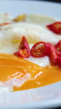 Sağlıklı sebzeli yumurta omleti, yanında beyaz tabakta acılı sos. Biberli yumurta tabağı.