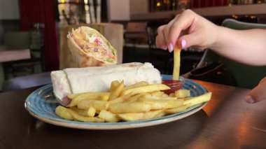 Lavaşlı Türk kebabı ve soslu patates kızartması. Yüksek kalite 4k görüntü