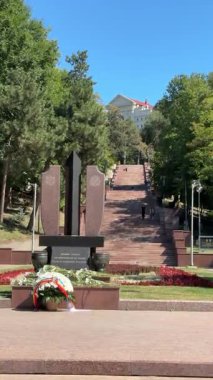 Moldova, Chisinau 'daki Rotonda Valea Morilor parkının çağlayanları. Sıcak renkler. Yüksek kalite 4k görüntü