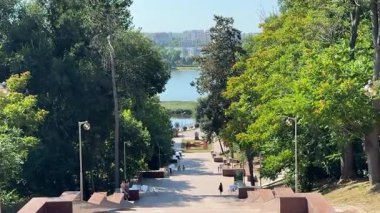 Moldova, Chisinau 'daki Rotonda Valea Morilor parkının çağlayanları. Sıcak renkler. Yüksek kalite 4k görüntü