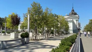 Çan kulesi ile Chisinau Moldova Central Park ve Moldova 'nın Chisinau kentinde İsa' nın Doğumu Katedrali. Chisinau şehir merkezindeki Katedral Parkı, sonbahar sezonunda. - Evet. Yüksek kalite 4k görüntü