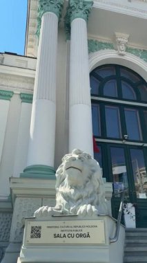 Çan kulesi ile Chisinau Moldova Central Park ve Moldova 'nın Chisinau kentinde İsa' nın Doğumu Katedrali. Chisinau şehir merkezindeki Katedral Parkı, sonbahar sezonunda. - Evet. Yüksek kalite 4k görüntü