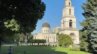 Çan kulesi ile Chisinau Moldova Central Park ve Moldova 'nın Chisinau kentinde İsa' nın Doğumu Katedrali. Chisinau şehir merkezindeki Katedral Parkı, sonbahar sezonunda. - Evet. Yüksek kalite 4k görüntü