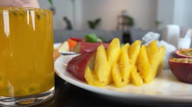 Süper yavaş çekim ananas suyu. Meyve suyu ananas meyvesi. Yüksek kalite 4k görüntü