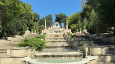 Moldova, Chisinau 'daki Rotonda Valea Morilor parkının çağlayanları. Sıcak renkler. Yüksek kalite 4k görüntü