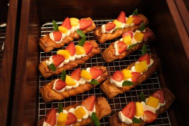 Çilekli pasta, krem peynirli vanilyalı kek ve taze çilek. Yaz pastası. Seçici odaklanma. Yüksek kalite fotoğraf