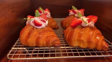 Kremalı, çilekli ve yaban mersinli kruvasan. Yüksek kalite 4k görüntü