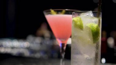 Ananas Mojito, ferahlatıcı bir yaz içeceği, tatlı ananası nane ve limonla harmanlıyor. Sıcak günler için mükemmel, bu tropikal içecek lezzetli, meyveli bir karışım sunuyor, yaz sıcağında serinlemek için ideal.. 