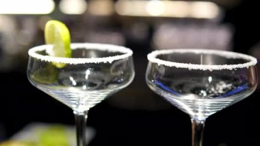 Margarita kokteylini cama döküyorum. Yüksek kalite 4k görüntü