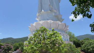 Da Nang 'daki yemyeşil yemyeşil alanın ortasındaki Buda Heykeli' nin çarpıcı hava manzarası, sakin bir ifade ve muhteşem bir çevre sergiliyor. Bayan Buddha Da Nang.