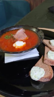 Etli ve sebzeli geleneksel Ukrayna borsası. Çavdar ekmeği cipsi ve baharatla servis ediliyor. Zengin kırmızı pancar çorbası. Yanında mezeler ve kırsal bölgede sağlıklı dokular..