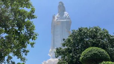 Da Nang 'daki yemyeşil yemyeşil alanın ortasındaki Buda Heykeli' nin çarpıcı hava manzarası, sakin bir ifade ve muhteşem bir çevre sergiliyor. Bayan Buddha Da Nang.