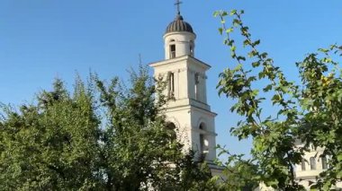 Güneşli bir günde Katedral Ortodoks Kilisesi ve Çan Kulesi 'nin zafer kemeri ve Moldova Hükümeti ve Büyük Millet Meclisi Meydanı' yla kesiştiği yer. Chisinau Moldova 09.29.2025