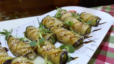 Peynirli patlıcan rulosu. Orta Doğu Türk mutfağı ve Gürcistan mutfağı. Lezzetli bir restoran, Özbek Kazak. Yemekleri yakın. Yüksek kalite 4k görüntü