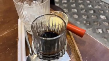 Vietnam yumurtalı kahvesi. Kahve içiyorum. Bir fincan espresso kahvenin içinde el yapımı şeker. - Evet. Yüksek kalite 4k görüntü