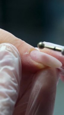 Yakın plan tanınmayan kadın manikürcüsü bir Spa Güzellik Salonunda müşteriye hizmet ediyor. Kadın Vücut ve Tırnak Bakımı. Hizmet sektöründe çalışma kavramı. Dikey video. Yüksek kalite 4k görüntü