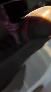 Tahta kaşıkla karıştırıcı el yapımı Soya sosu. Soya sosunu kaşıkla kaşık kaşık