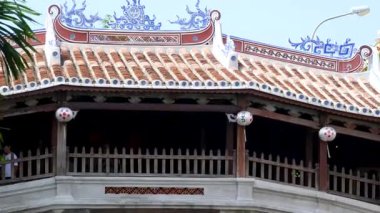 Altın saat boyunca Hoi An Antik Kasabası, Vietnam 'daki ünlü Japon Kapalı Köprüsü manzarası. Geleneksel fenerler, ahşap mimari, kiremitli çatı UNESCO Dünya Mirası sahasının cazibesini yansıtıyor.