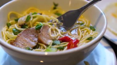 Lezzetli Asya erişte kasesi. Anında Erişte Kasesi. Çin erişte çorbası içiyorum. Sebzeli Lezzetli Hazır Erişte. Asya yemeği pişirme. Çabuk kurutulmuş sebzeli Ramen. Çin Yemeği.