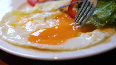 Işıl ışıl yanan Tayland pirinci kasesinde karides, sarımsak, kırmızı biber ve bitkilerle birlikte yumurta sarısı kırın. Yüksek kalite 4k görüntü