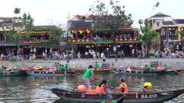 Hoi 'deki ünlü Japon Üstü Kapalı Köprüsü. Vietnam' da yürürken fotoğraflar çekiliyor. Sokakları keşfediyor, kültürel atmosferin tadını çıkarıyor.
