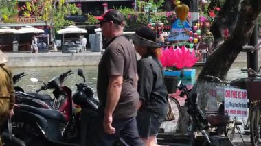 Hoi 'deki ünlü Japon Üstü Kapalı Köprüsü. Vietnam' da yürürken fotoğraflar çekiliyor. Sokakları keşfediyor, kültürel atmosferin tadını çıkarıyor.