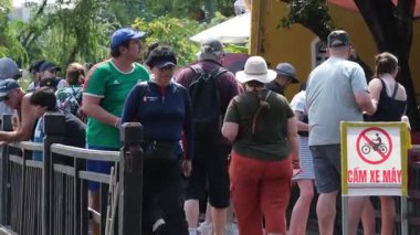 Hoi 'deki ünlü Japon Üstü Kapalı Köprüsü. Vietnam' da yürürken fotoğraflar çekiliyor. Sokakları keşfediyor, kültürel atmosferin tadını çıkarıyor.