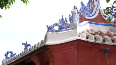 Hoi 'deki ünlü Japon Üstü Kapalı Köprüsü. Vietnam' da yürürken fotoğraflar çekiliyor. Sokakları keşfediyor, kültürel atmosferin tadını çıkarıyor.