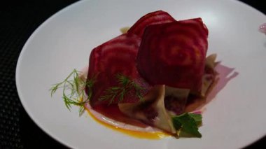 Piruhi stilinde hazırlanmış nefis pancar yemekleri. Çıtır arpacık soğanı, acı biber yağı ve kremalı yoğurt sosu. Gurme yemek projeleri menüleri ve modern mutfak videoları için mükemmel.