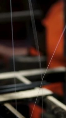 Sarı ipek kozalar, Tayland 'daki Chiang Mai adlı ipek fabrikasının sıcak suyundan ince ipek ipliklere ayrılır. İpek fiber üretimi ve serikültür zanaatkarlığı .