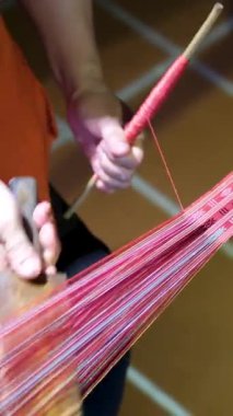 Sarı ipek kozalar, Tayland 'daki Chiang Mai adlı ipek fabrikasının sıcak suyundan ince ipek ipliklere ayrılır. İpek fiber üretimi ve serikültür zanaatkarlığı .