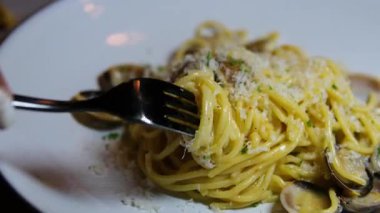 İtalyan soslu makarna. Bolonez. Spagetti, domates ve parmesan. İtalyan Carbonara Mutfağı Restoranda Pasta Bolonez yiyor. Şef Marinara soslu spagetti tadımı. Lezzetli İtalyan Yemek Makarnası.