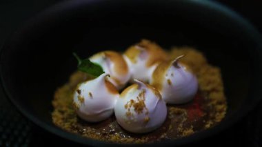 Lezzetli, kahverengi kremalı turtalar ve tatlı masasına yakın fındıklı çikolatalar. Yemek fotoğrafçılığı için mükemmel. Zarif pastalar ve tatlı düşkünlükler. 4k