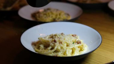 İtalyan Carbonara Makarnası ye. Spagetti, krema, parmesan. Restoranda İtalyan Carbonara Makarnası Mutfağı. Akdeniz yemeği makarnası. Yemek tarifi spagetti kremalı pastırma sosu. İtalyan Carbonara Makarnası.