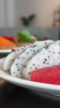Beyaz ejderha meyvesi, karpuz, ananas parçaları ve tutku meyvesi suyu her şeyi kapsayan otel restoranında kahvaltıyla birlikte lezzetlidir. Yüksek kalite 4k görüntü