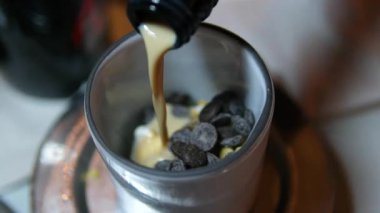 Ev yapımı dondurmayı çam fıstığı, süt likörü, çikolata dilimleri ve gurme tatlı videosu için alkolle hazırlama sürecini kapat..