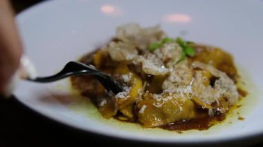 Beyaz tabakta kaynamış hamur köftelerini kapayın. Sos çatalla yenir. Geleneksel ev yapımı yemek..