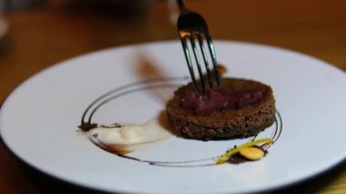 Çikolatalı pasta, çikolata soslu, çatalla ısırılan. Yakından bak. Yüksek kalite 4k görüntü