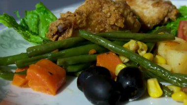 Taze sebzeli salata ve ızgara tavuk göğsü. Yüksek kalite 4k görüntü