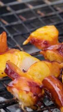 Geceleri dışarıda Ahtapot Restoranı 'nda ızgara yapmak. Izgara ahtapot.