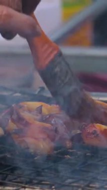 Ahtapot, deniz ürünleri restoranındaki ahşap bir masada patates ve sosla yağda kızartılmış. Yakın plan. Yüksek kalite 4k görüntü