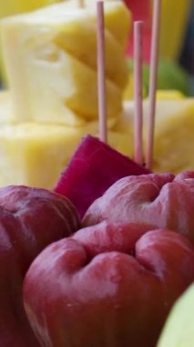 Beyaza izole edilmiş egzotik meyve çeşitleri. Yüksek kalite fotoğraf