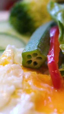 yuvarlak tabak kahvaltı atmosferi yaratır. Yumurta ve kiraz domatesleri, keto diyet dekorasyonunun elementleri olarak servis edilir. Yüksek kalite 4k görüntü