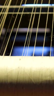 Eski ve hala işlevsel olan geleneksel dokuma tezgahının yakın çekim görüntüsü. Yüksek kalite 4k görüntü