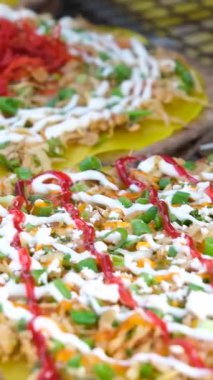 Vietnam usulü kızarmış gözleme, pirinç unu, su, zerdeçal tozu, dilimlenmiş domuz eti, karides, dilimlenmiş. Vietnamlı peluş ekmekler. Vietnam krepleri.