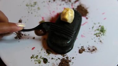 Cadılar Bayramı tatlı kafatasını kapatın. Beyaz çikolata ve çatalla yenebilir altın. Lüks, ürkütücü, bayram partisi için tatlı bir ziyafet..