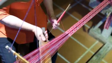 İpek böceği yumurtalarından kozalara kadar tüm ipek üretimi yumurtadan çıkmayı, dut yapraklarıyla beslenmeyi, kozanın dönüşmesini ve lüks Vietnam kumaşlarına dokumayı içerir..