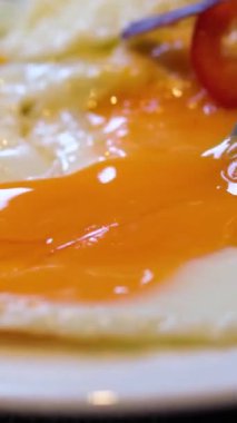 Işıl ışıl yanan Tayland pirinci kasesinde karides, sarımsak, kırmızı biber ve bitkilerle birlikte yumurta sarısı kırın. Yüksek kalite 4k görüntü