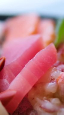 Dilimlenmiş ton balığı ve salatalık ve karides garnitürlü somon balığı. Yüksek kalite 4k görüntü