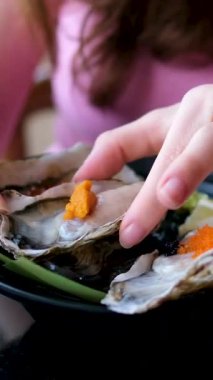 Taze istiridye ve deniz ürünleri tabağı. Yüksek kalite 4k görüntü